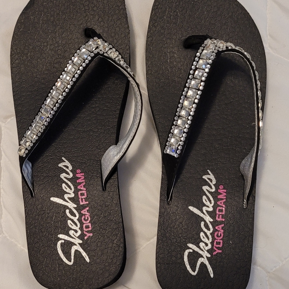 Size 8 Skechers Blingy Yoga Foam Wedge Sandal. Never Worn. Excellent Condition.